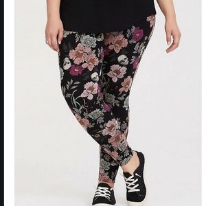 NEW Torrid Rose and Skull Leggings Size 4X